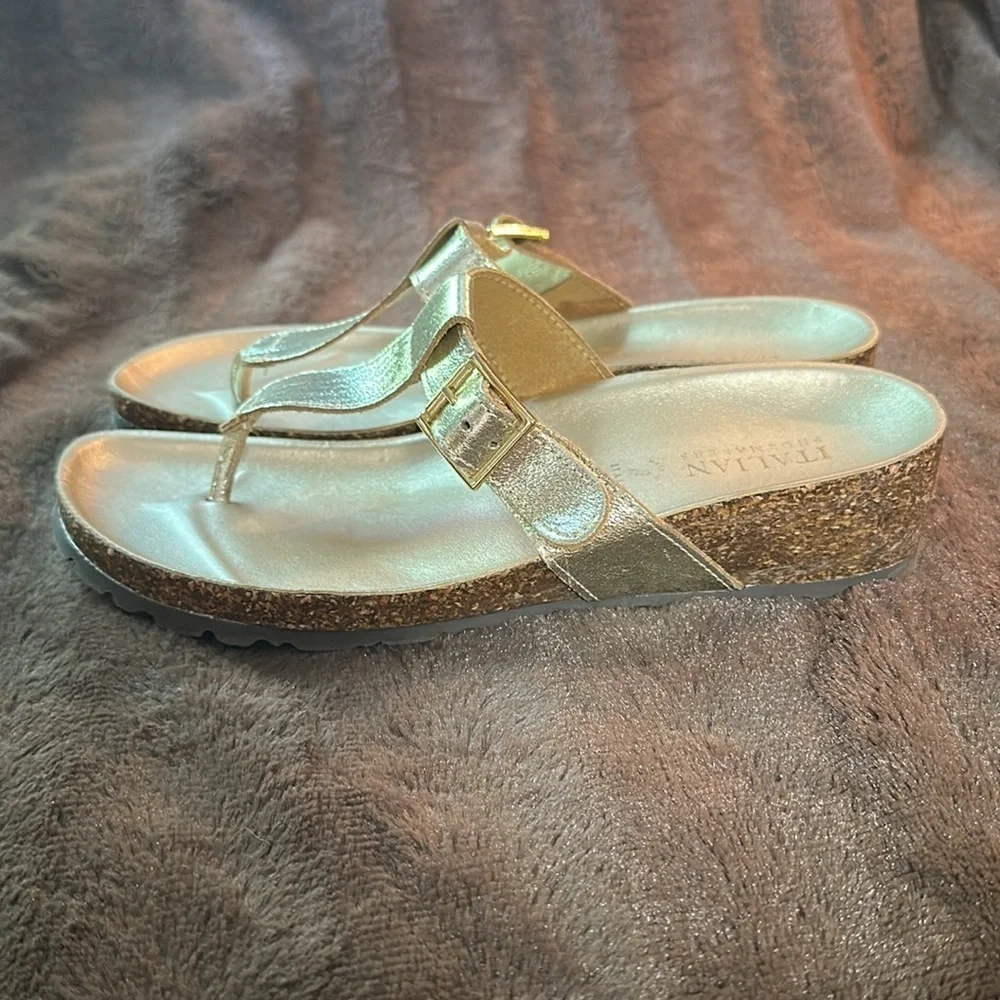NWOB ITALIAN SHOEMAKERS Metallic Gold Thong Sandal Sz 8